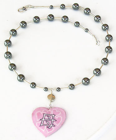 lacquered paper pink heart necklace with the japanese kanji that says Mother