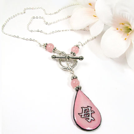 lacquered paper necklace with the japanese kanji that says Mother